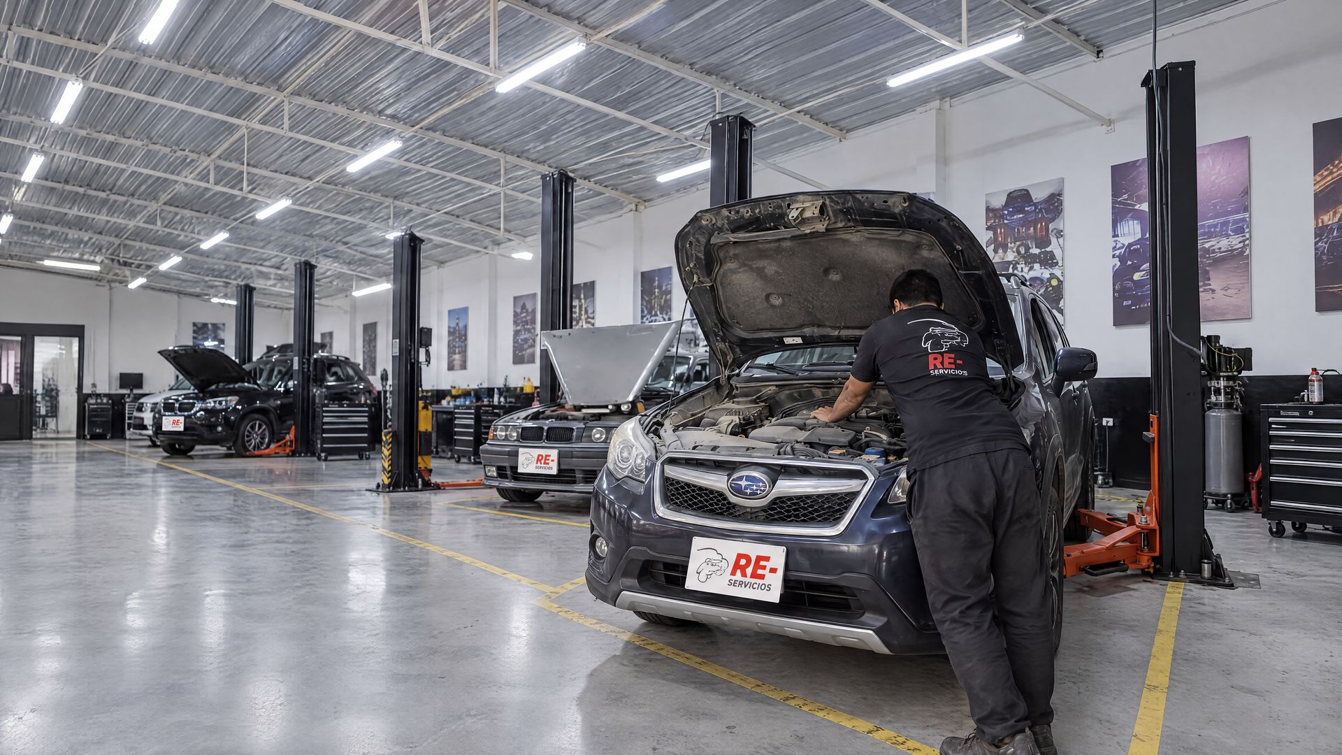 Técnico de RE revisando el motor de un Subaru XV
