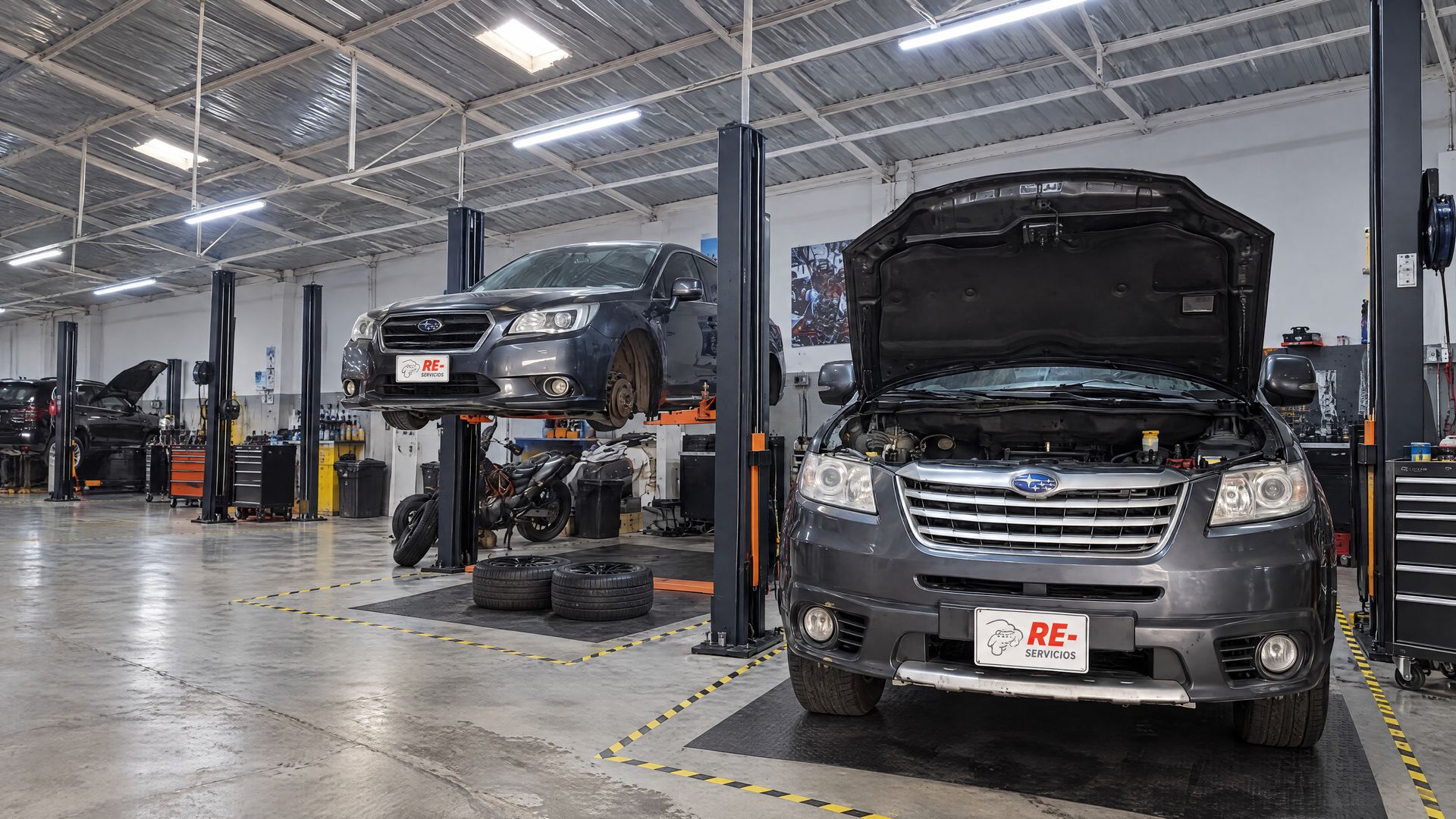 Subaru Legacy y Subaru Tribeca en mantenimiento en el taller RE